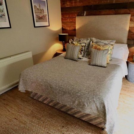 The Cholmondeley Arms Hotel Wrenbury Luaran gambar